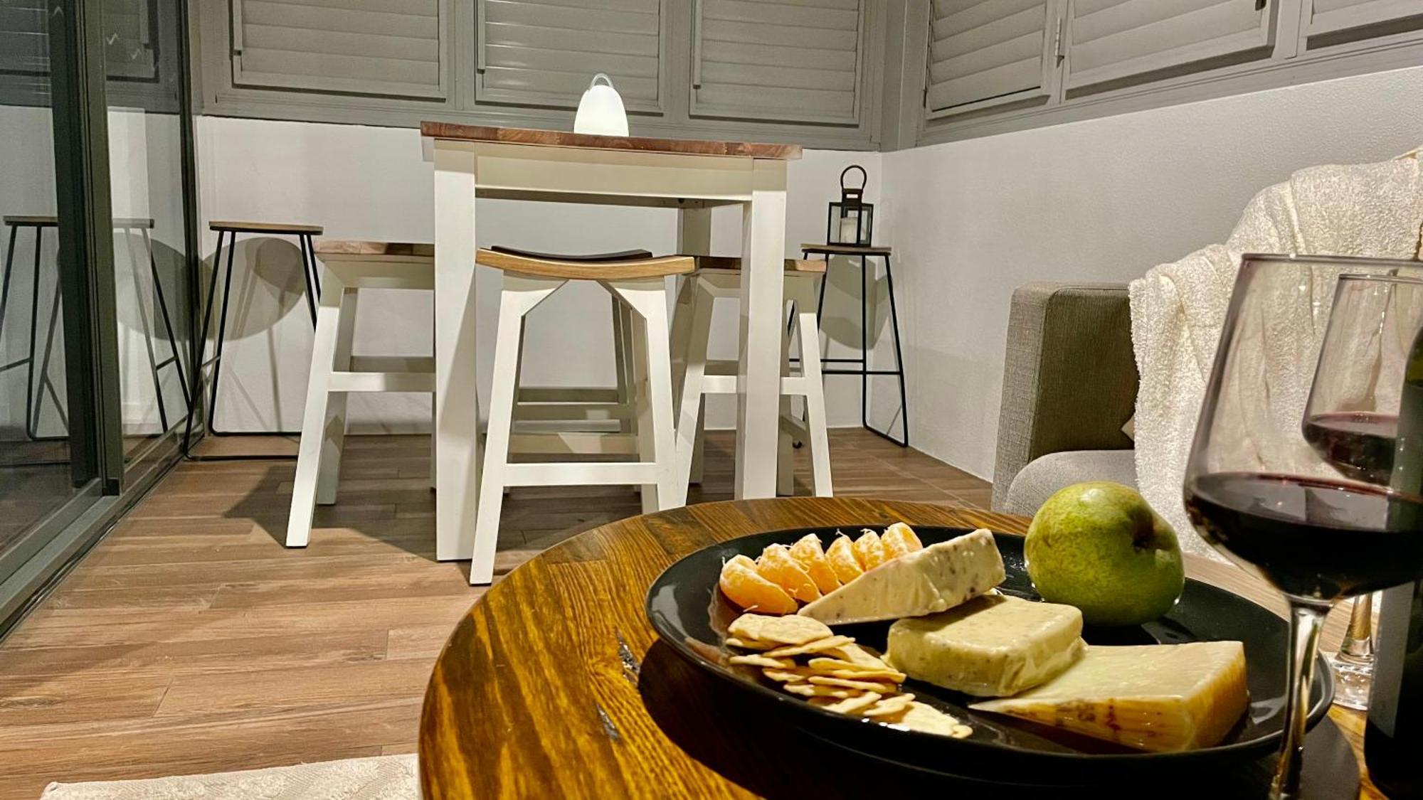 Altitude On Montville Oda fotoğraf A kitchen with a breakfast bar