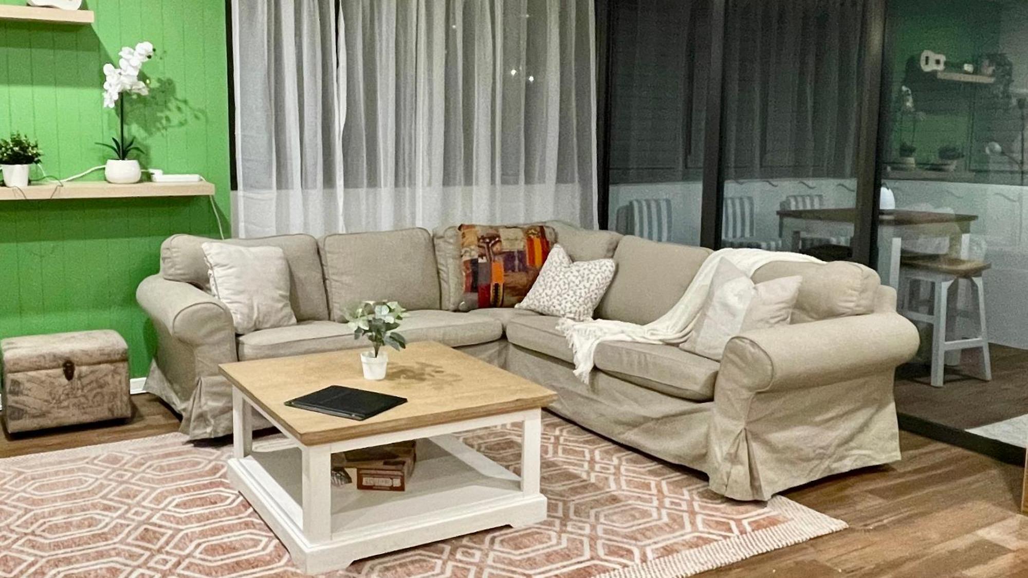 Altitude On Montville Oda fotoğraf A living room with a sofa and a coffee table