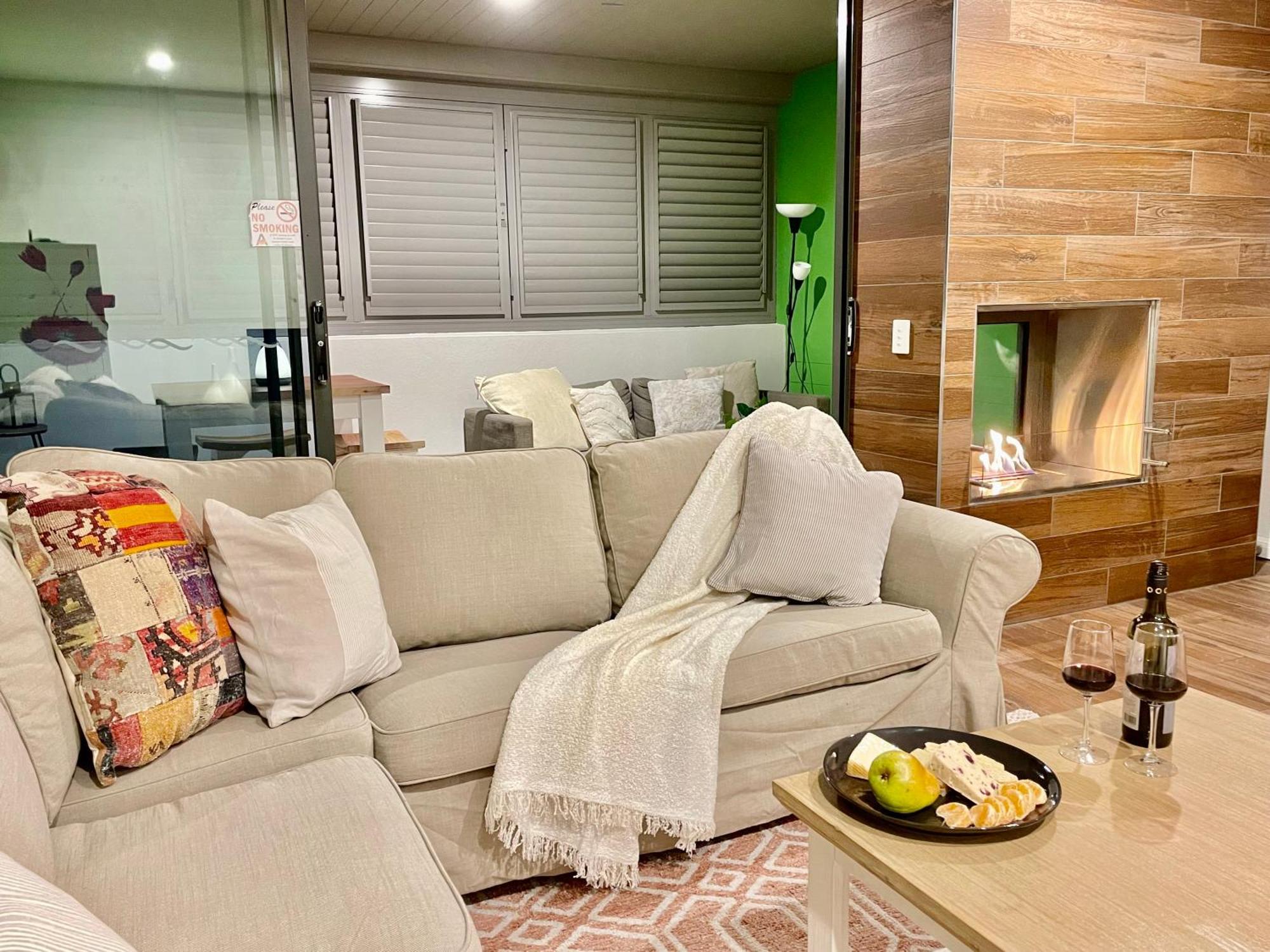 Altitude On Montville Oda fotoğraf A living room with a fireplace