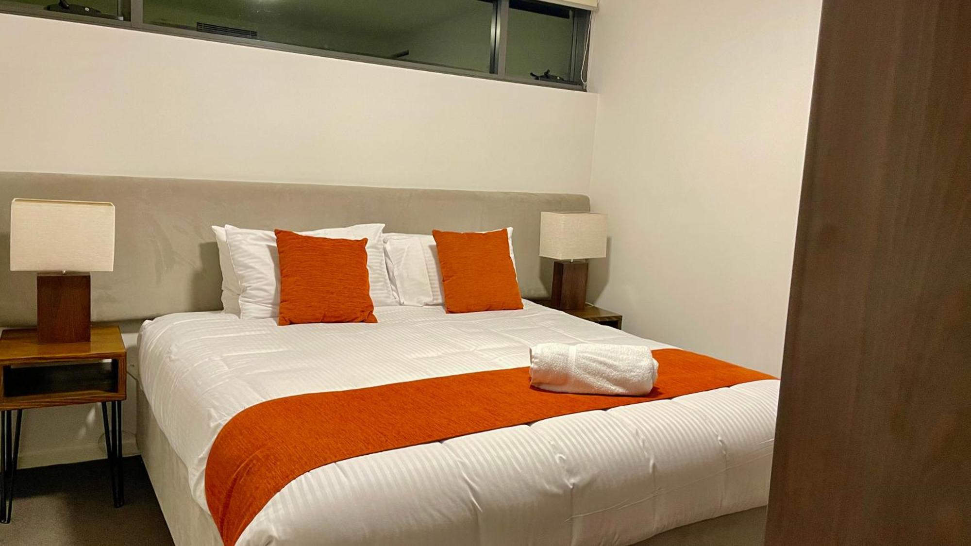 Altitude On Montville Dış mekan fotoğraf A bed with a bed runner