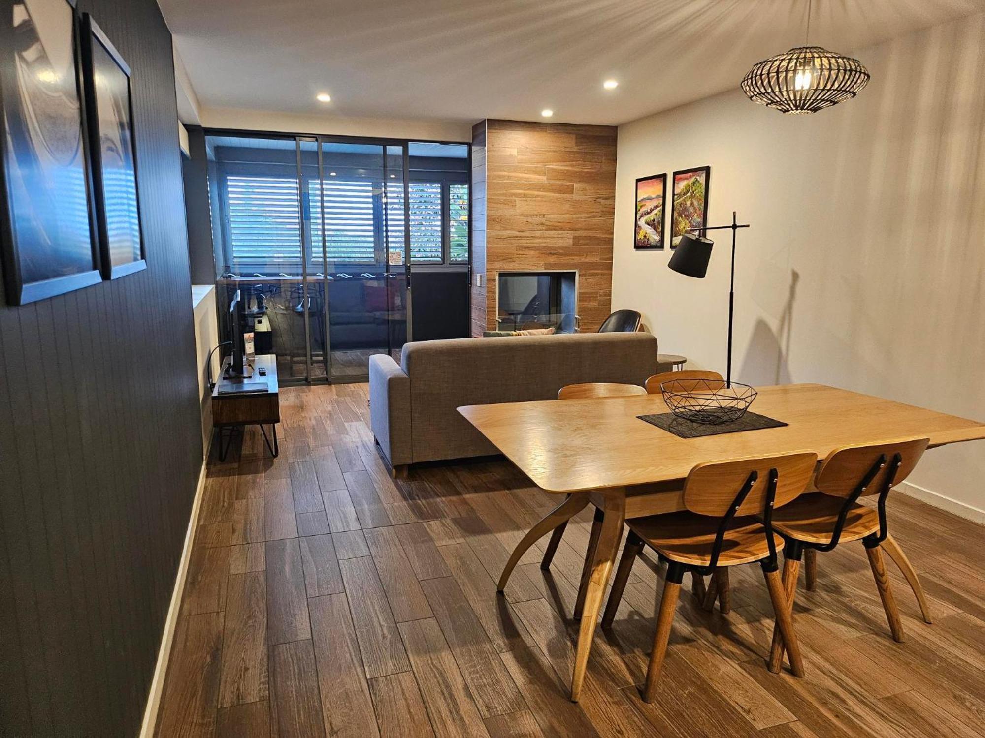 Altitude On Montville Oda fotoğraf A living room in a typical apartment at the complex