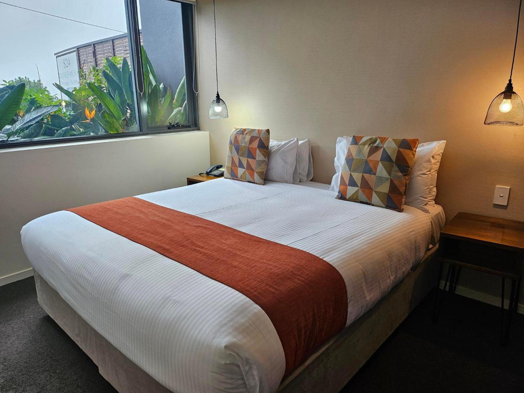 Altitude On Montville Oda fotoğraf A bed with a bed runner